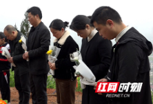 “衡阳群众”自发为抗疫英雄宋英杰扫墓