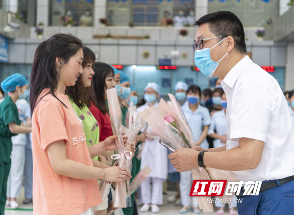 5月12日一大早，衡阳市妇幼保健院门诊大楼彩球妆点、花香四溢，弥漫着浓浓的节日气氛。