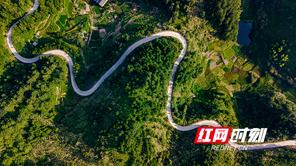 马杜桥乡村公路-李文军摄.jpg