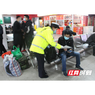 蒸湘交警开展交通安全宣传，助力平安春运