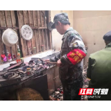 村民家中熏腊肉失火 治保会队员紧急救援