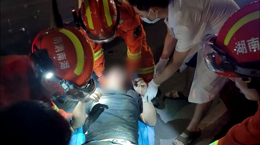衡山：突发车祸司机被困 消防交警5分钟火速救援