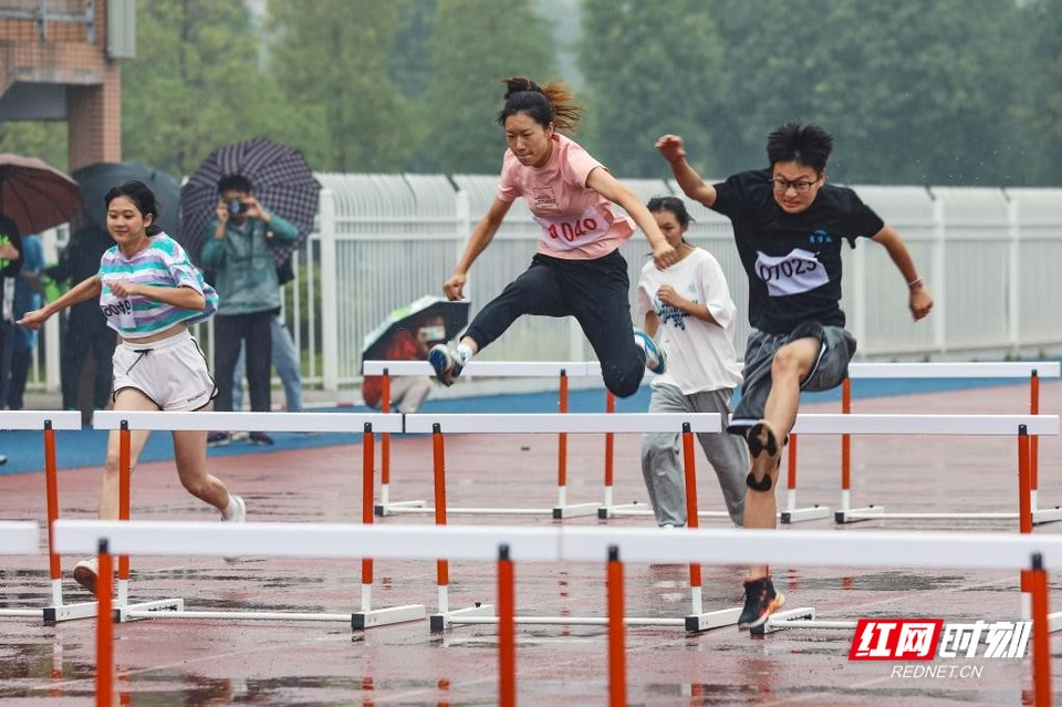 传统与流行结合 湖南工学院举办师生趣味运动会