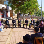 与村民共话发展 衡山县长段晓赛赴萱洲河社区开展屋场恳谈会