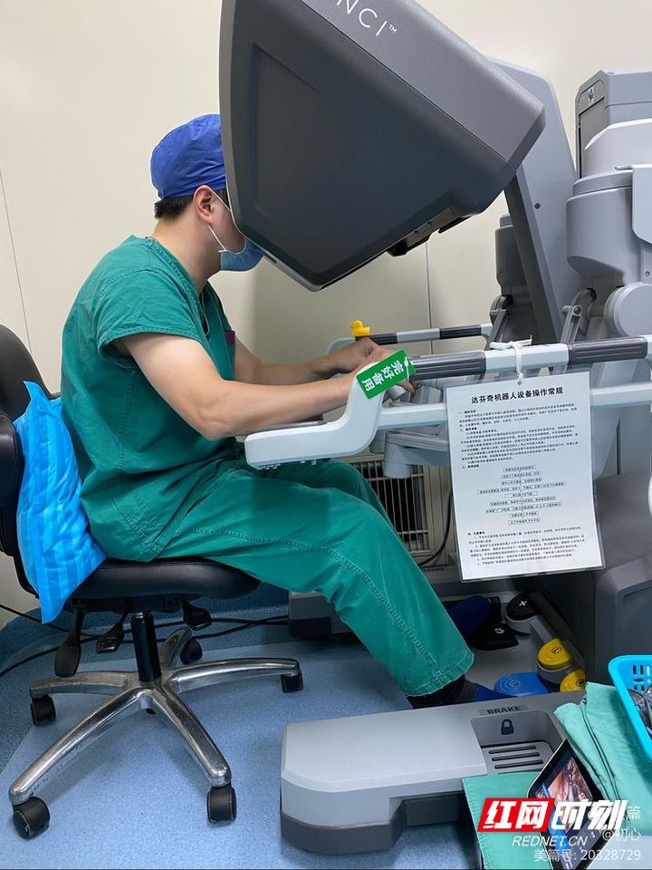 南华附一完成区域内首例达芬奇机器人腔镜下甲状腺癌根治术
