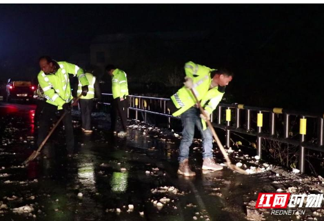 石鼓区公路人“闻雪而动 ”冒寒出战抗冻保畅