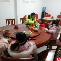 三车追尾，车辆被困，儿童受惊，冰雪寒夜高速上开展“暖心救助”