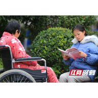 “中国好人”邹晴：带着妈妈上大学