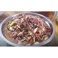 视频|过年杀牛，这道菜现杀现煮，城里人有钱吃不到