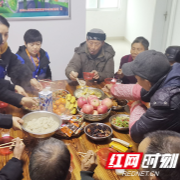 新春走基层 | 衡阳：别样温馨！志愿者陪伴特困老人包饺子过小年