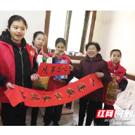 石鼓区都司街小学这群孩子用爱心温暖贫困老人