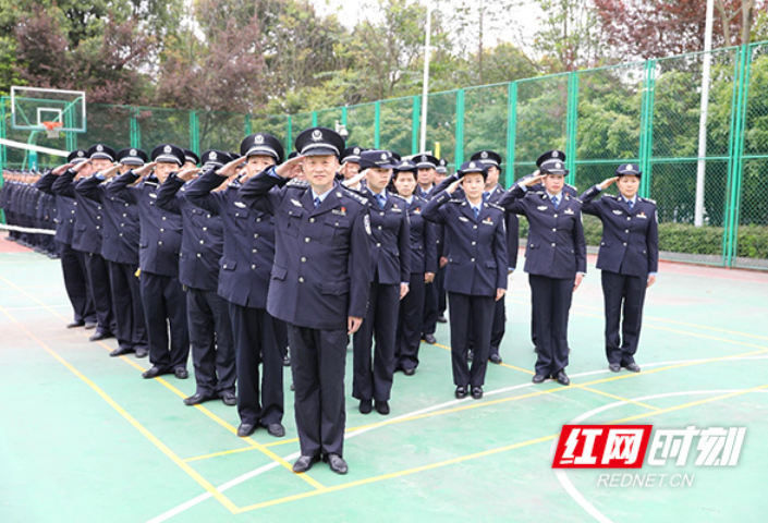 雁警晨训：正警容立警姿严警风