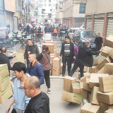 电动车起火引燃货仓 消防员与群众合力转移货物