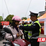 我为群众办实事|百余名群众从衡山交警手中领取安全头盔