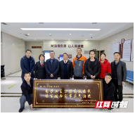 衡阳：用心用情速裁速调批案 劳动者冒雨送匾谢法院