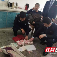 六旬老人粗心遗失18万元现金 常宁警方联合“衡阳群众”如数寻回发还