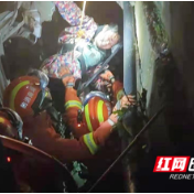 货车翻入水沟司机被卡 衡阳消防紧急救援