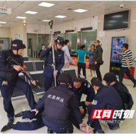 衡阳公安举行实战应急防抢演练