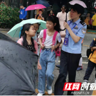 衡阳公安内保支队:为孩子站好“护学岗”