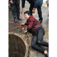 衡山：六旬老人误踩旧井盖坠井 众人合力救援