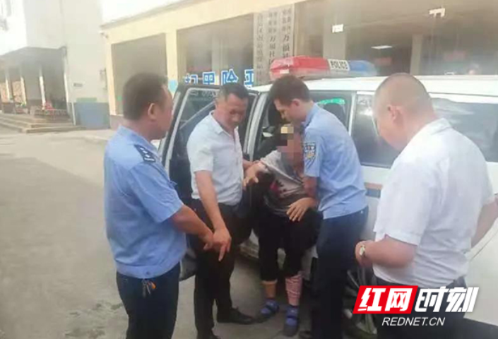 七旬老人倒在路旁，衡山民警把她背上了警车⋯⋯
