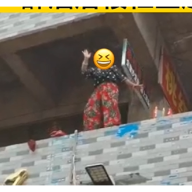 祁东:女子醉酒楼栏上起舞 民警紧急出手化险为夷