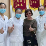 7旬奶奶爱跳舞，跳着跳着就哭了……