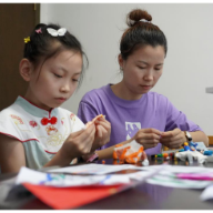 衡山：巧手母女捏制手工作品“艺起抗疫”