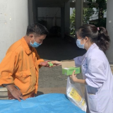 南华附一医院为防疫一线工作人员发放防暑降温药品（图）