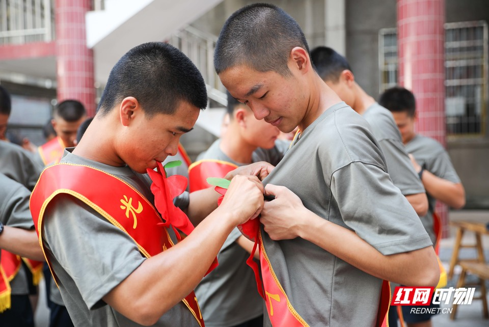 南华大学：欢送大学生入伍（图）