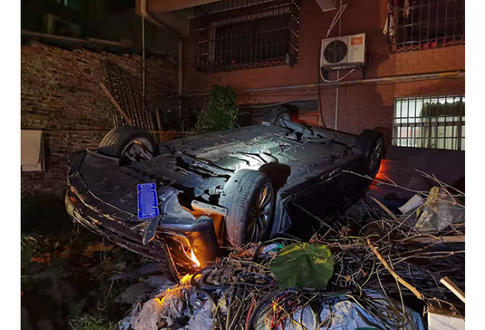 衡山：轿车坠下10米护坡 安全带救了驾驶员一命