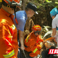 男子深山轻生 衡山公安联合消防、医护上演生死营救