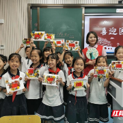 做画架送祝福，南岳区金月完小的孩子们这样迎国庆