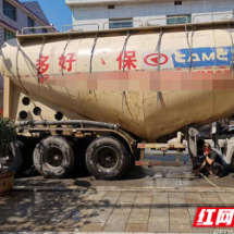 衡山：槽罐车高温爆胎起火 干群合力救援
