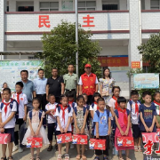情暖贫困学子，“衡阳好人”携子捐赠爱心包