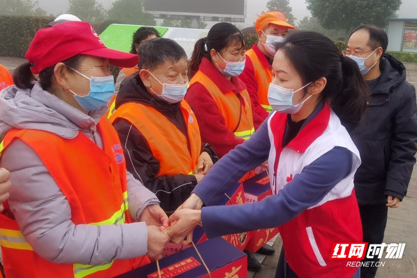 带着对偏远瑶乡村民们的深深牵挂和关爱，衡阳市红十字会联合常宁市红十字会组织志愿者专程到塔山蒲竹走访慰问困难群众，并走进塔山瑶乡完小为师生和瑶民开展了应急救护培训，大力宣传红十字精神，普及应急救护知识和技能。活动期间，市、县红十字会工作人员和志愿者还深入一线和基层为环卫工人、驻守“三站一场”疫情防控工作人员、困难群众送去慰问物资和新春祝福。