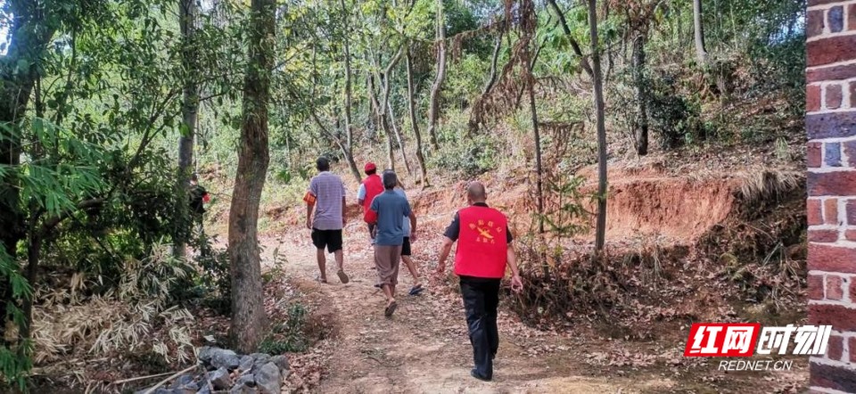 过水坪镇党员干部化身“三员”，切实筑牢森林“防火墙”，保护绿水青山和人民群众生命财产安全。