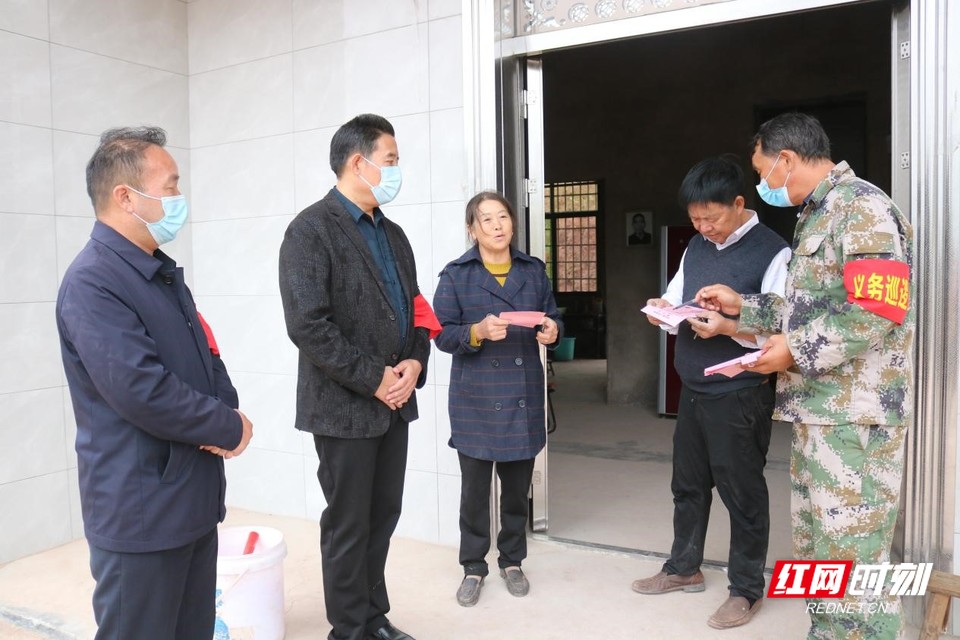 在洪桥街道益城社区，祁东县委宣传部6名党员干部化身森林防火宣传小分队，走村入户上门宣传，面对面讲解森林防火知识，逐户签订《森林防火承诺书》，农田林间劝阻村民不要烧火土灰、不要野外用火。