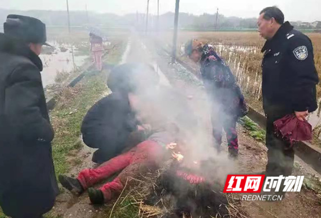 衡阳县：七旬老人不慎跌入水田 民辅警暖心救助