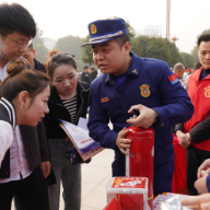 湖南耒阳：各部门摆摊设点打造公益集市 “3·5”学雷锋志愿服务暖人心  