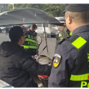 助力戴帽“新风尚” 石鼓警方抓好交通安全“头”等大事