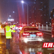蒸湘交警迎雪而上 保畅通护平安