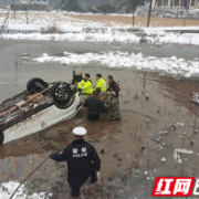 天冷路滑小车翻入水塘 衡山警民合力救援