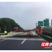 一个小盹酿成大事故，半挂车横扫高速公路三车道