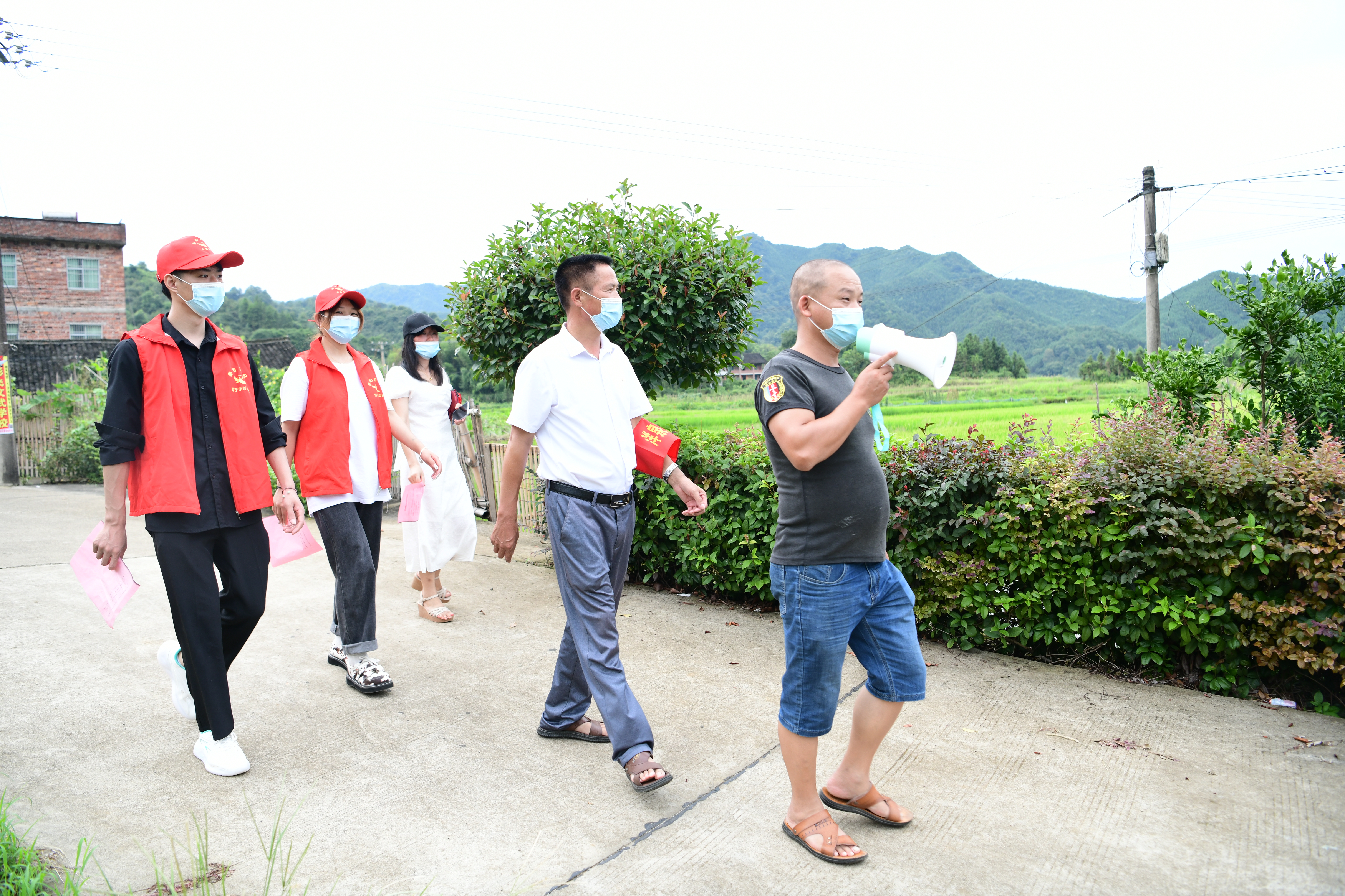"红袖章"队伍便活跃在常宁市洋泉镇西南村屋前屋后,走进村里的家家户