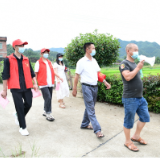 常宁：“红袖章”党员先锋队“敲门喊话”宣传防疫
