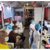 常宁：3台移动疫苗接种车“白+黑”走村入户忙接种