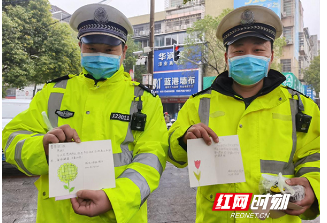 警察节遇到腊八节 衡山萌娃为执勤民警送暖粥