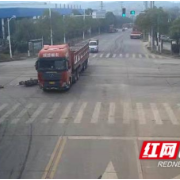 衡山:未戴头盔遭遇车祸 骑乘人员当场被摔昏迷