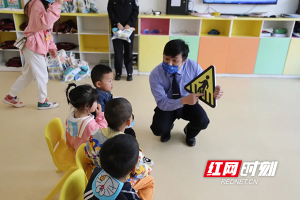 衡阳交警走进幼儿园，带着萌娃学安全